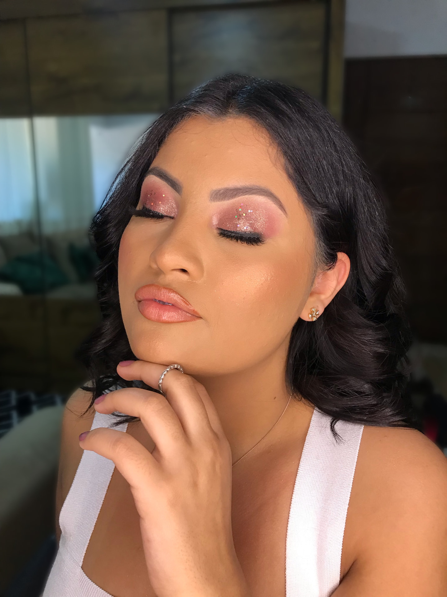 Maquiagem com pele glow e sombra rosé com glitter