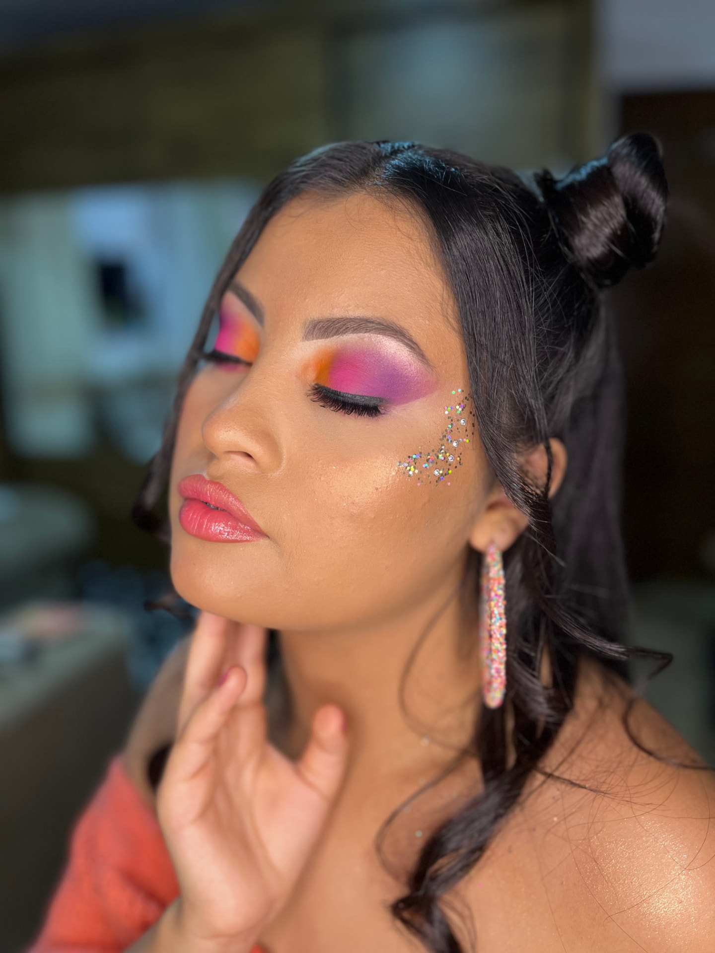 Maquiagem de carnaval colorida com glitter no rosto