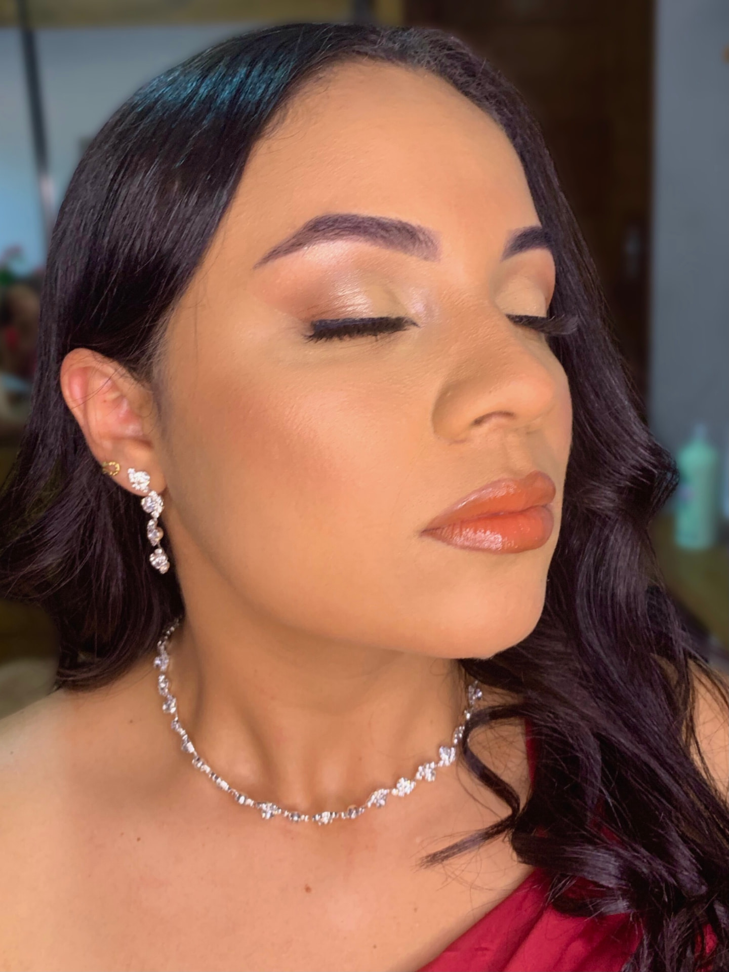 Maquiagem social elegante com joias e lábios gloss