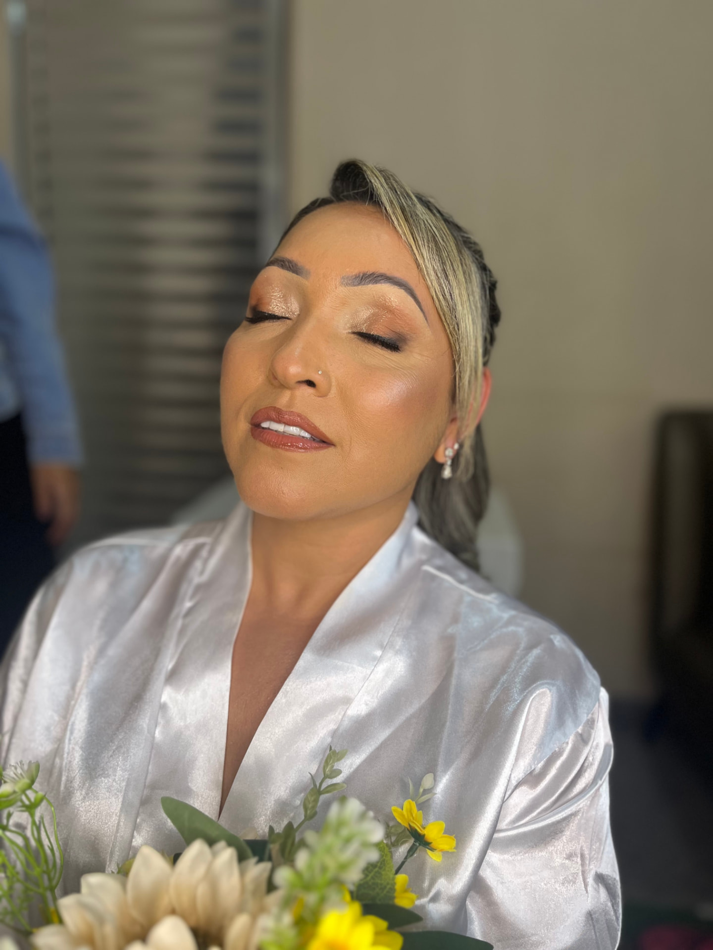Noiva sorrindo com maquiagem suave em tons terrosos
